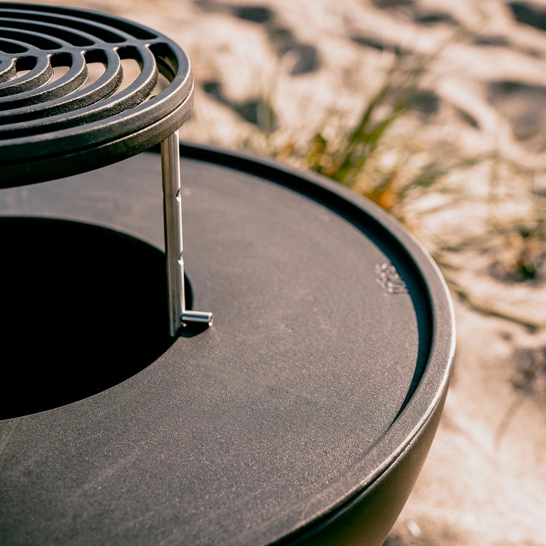 Höfats Bowl 57 Grillrost Ø26cm Gusseisen Schwarz 4 Höfats Bowl 57 Grillrost Ø26cm Gusseisen Schwarz – Bild 2